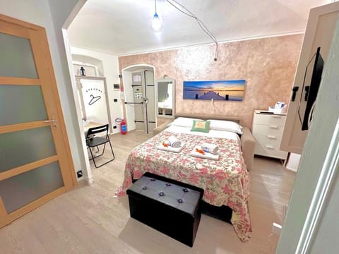 Bed, TV and multimedia, Photo of the whole room, Bedroom, towels