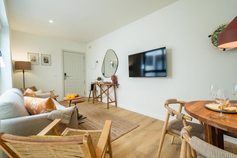 Communal lounge/ TV room, TV and multimedia, Living room, Seating area, Dining area, internet, internet