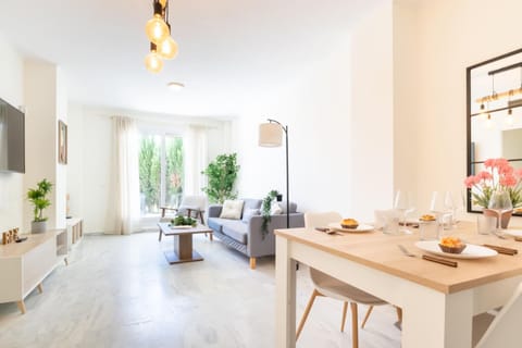 TV and multimedia, Living room, Seating area, Dining area, air conditioner