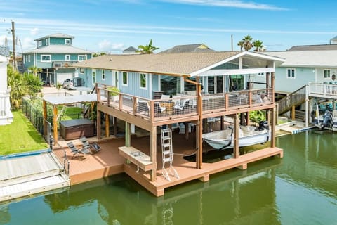 Here Fishy Fishy - Chic Bayside, Hot Tub, Fire Pit! House in Jamaica Beach