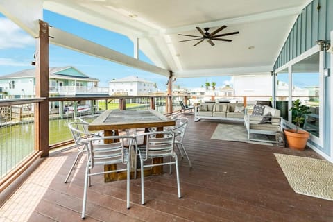 Here Fishy Fishy - Chic Bayside, Hot Tub, Fire Pit! House in Jamaica Beach