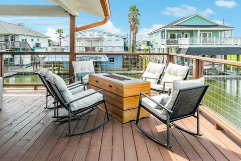 Here Fishy Fishy - Chic Bayside, Hot Tub, Fire Pit! House in Jamaica Beach