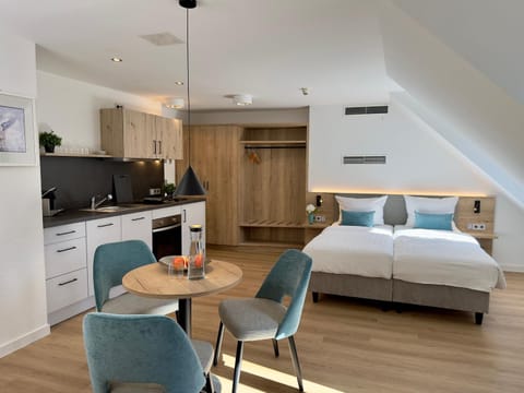 Bed, Kitchen or kitchenette, Photo of the whole room, Seating area, Dining area, Bedroom