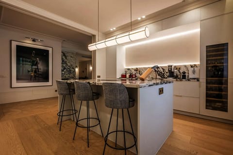 Coffee/tea facilities, Kitchen or kitchenette, Food and drinks, Dining area, Drinks, oven