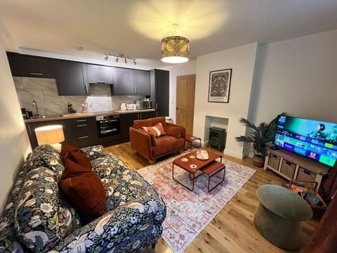 Kitchen or kitchenette, Living room, Seating area, Dining area, Evening entertainment