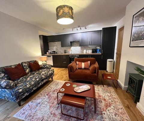 Coffee/tea facilities, Kitchen or kitchenette, Living room, Seating area, pet friendly, stove