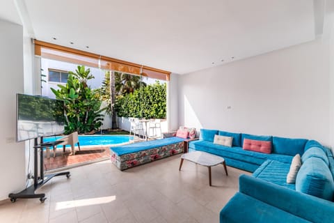 Communal lounge/ TV room, Living room, Pool view