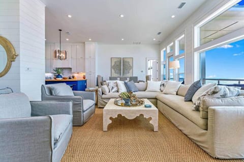 Beachfront, private pool, hot tub, elevator House in Saint George Island