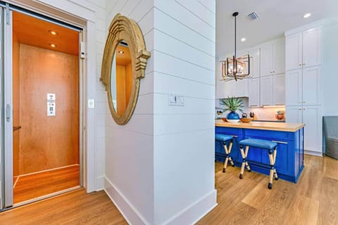 Beachfront, private pool, hot tub, elevator House in Saint George Island