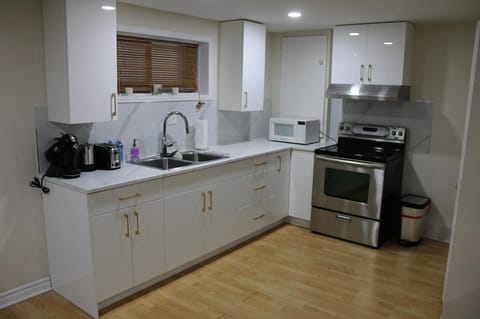 Coffee/tea facilities, Kitchen or kitchenette, oven, stove, toaster
