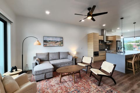 New Townhome! Hot Tub! Dog Friendly! Short Walk to Beach! Northern Lights House in Waldport