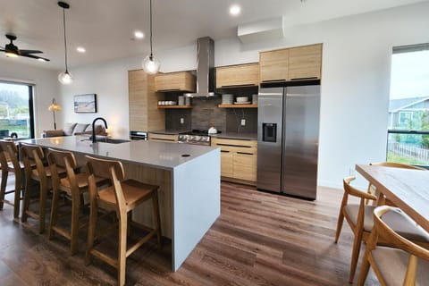 New Townhome! Hot Tub! Dog Friendly! Short Walk to Beach! Northern Lights House in Waldport