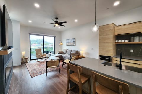 New Townhome! Hot Tub! Dog Friendly! Short Walk to Beach! Northern Lights House in Waldport