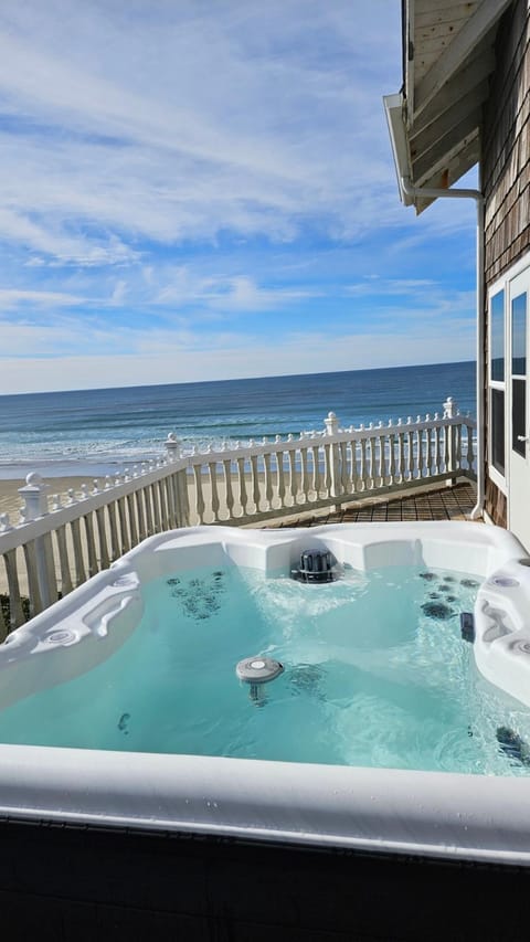Ocean Front Nye Beach House! Hot Tub! Dog Friendly! House in Newport