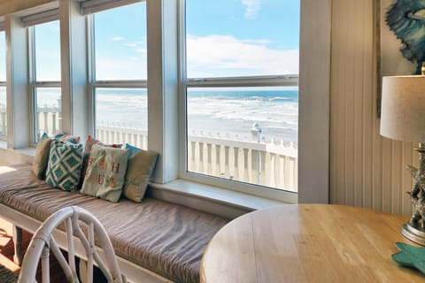 Ocean Front Nye Beach House! Hot Tub! Dog Friendly! House in Newport