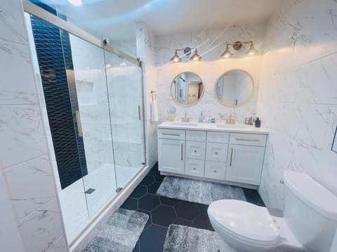 Manchaca 4 bedroom sleeps 10 Pool and Hot tub House in Austin