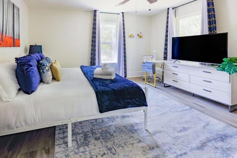 Bed, TV and multimedia, Photo of the whole room, Bedroom