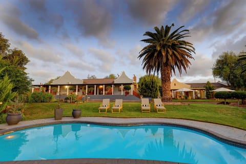 Property building, Garden, Garden view, Pool view, Swimming pool, sunbed