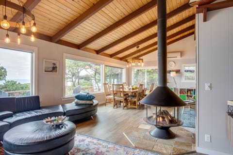 Hot Tub! Ocean Front & Dog Friendly! Ocean Watch House in Newport