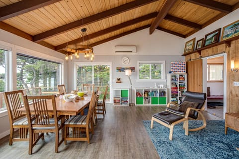 Hot Tub! Ocean Front & Dog Friendly! Ocean Watch House in Newport