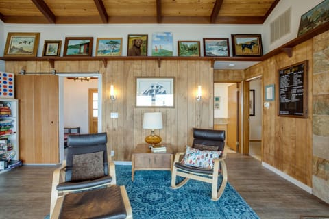 Hot Tub! Ocean Front & Dog Friendly! Ocean Watch House in Newport