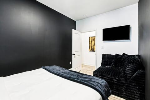 Luxury 5BR Designer Stay and Stylish NOLA Getaway Apartment in Ninth Ward