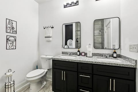 Luxury 5BR Designer Stay and Stylish NOLA Getaway Apartment in Ninth Ward