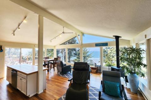 Ocean View in Otter Rock! Wood Stove! Surfing~Otter Rock Hideaway House in Otter Rock