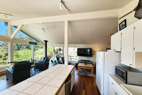 Ocean View in Otter Rock! Wood Stove! Surfing~Otter Rock Hideaway House in Otter Rock