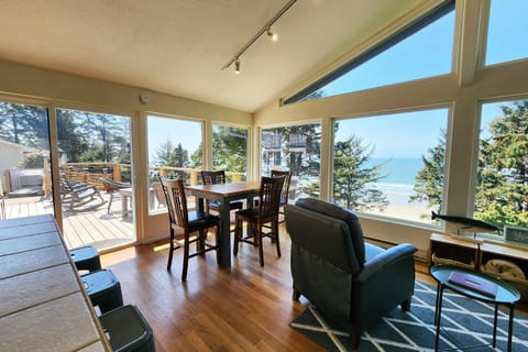 Ocean View in Otter Rock! Wood Stove! Surfing~Otter Rock Hideaway House in Otter Rock