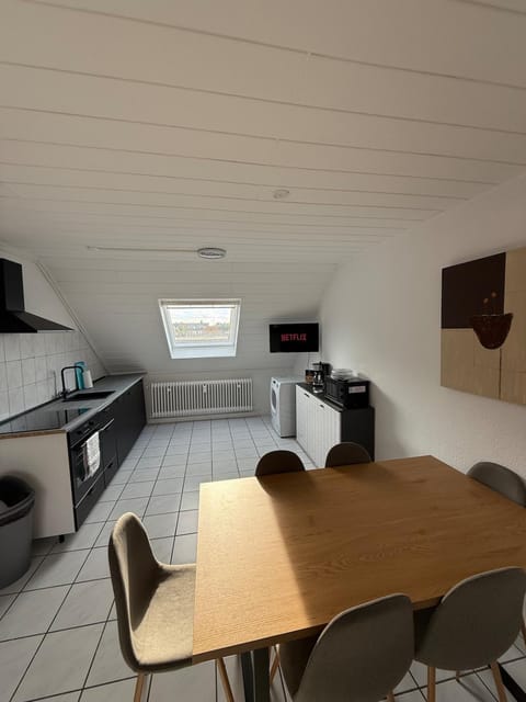 TV and multimedia, Kitchen or kitchenette, Dining area, oven, stove