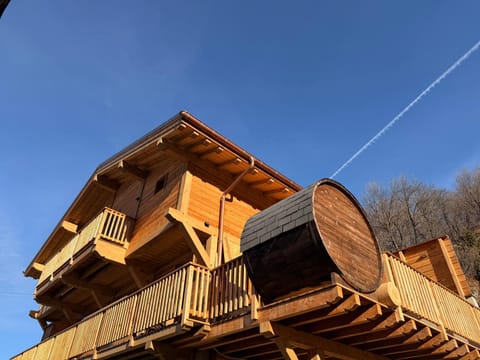 Property building, Day, Balcony/Terrace