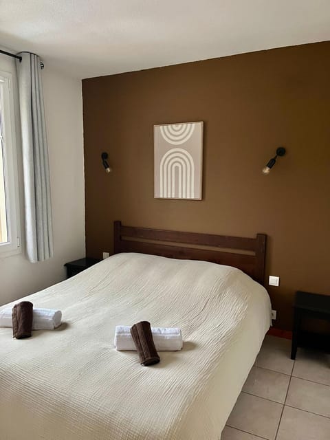 Bed, Bedroom, towels