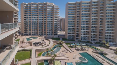 Property building, Day, Swimming pool, Swimming pool, sunbed
