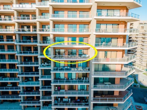Property building, Day, Balcony/Terrace