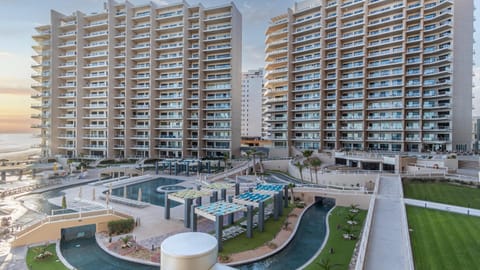Property building, Day, Swimming pool, Swimming pool, sunbed