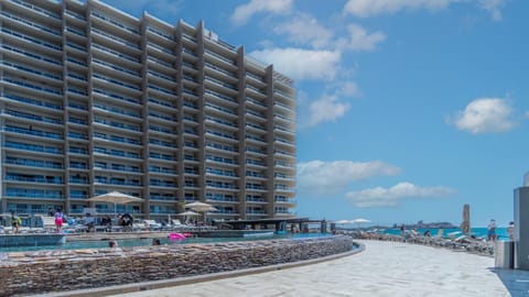 Property building, Nearby landmark, Day, Activities, Beach, Sea view, sunbed