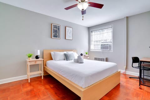 Bed, Seating area, Bedroom, towels