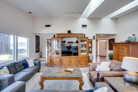 Fish From Your Back Yard! Ocean & Bay View! Hot Tub! Red Door House House in Waldport