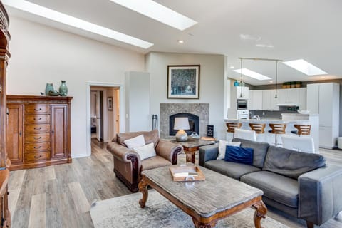 Fish From Your Back Yard! Ocean & Bay View! Hot Tub! Red Door House House in Waldport