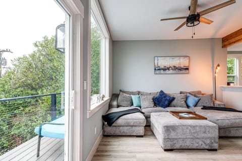 Astoria Home Base with River Views, 3 Mi to Dtwn! House in Astoria