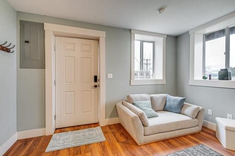 4 Blocks to Riverwalk Updated Astoria Studio Apartment in Astoria