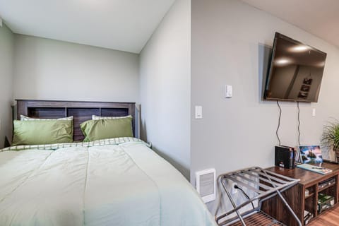 4 Blocks to Riverwalk Updated Astoria Studio Apartment in Astoria