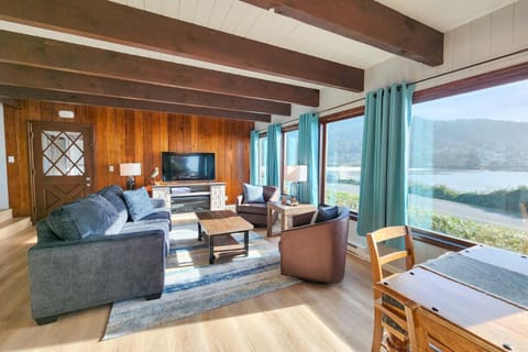 Ocean Front 5 BR Home! Yachats, Walk to Everything! Rio Mar House in Yachats