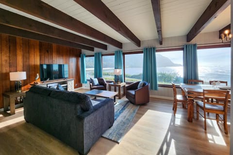 Ocean Front 5 BR Home! Yachats, Walk to Everything! Rio Mar House in Yachats