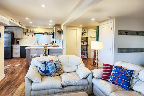 Bayfront Home! Walk to Everything! Hot Tub! Salty Siren House in Waldport