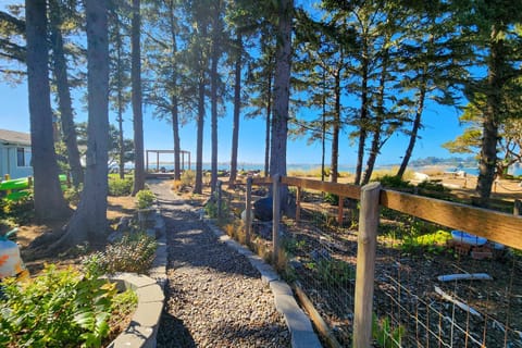 Bayfront Home! Walk to Everything! Hot Tub! Salty Siren House in Waldport