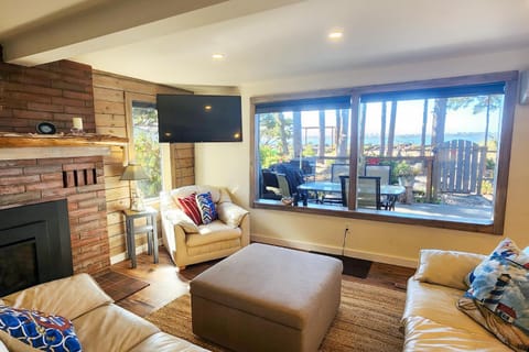 Bayfront Home! Walk to Everything! Hot Tub! Salty Siren House in Waldport