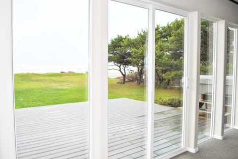 Ocean Front, Amazing Views! Hot Tub! Sandy Seclusion House in Oregon