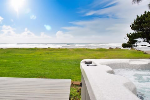 Ocean Front, Amazing Views! Hot Tub! Sandy Seclusion House in Oregon
